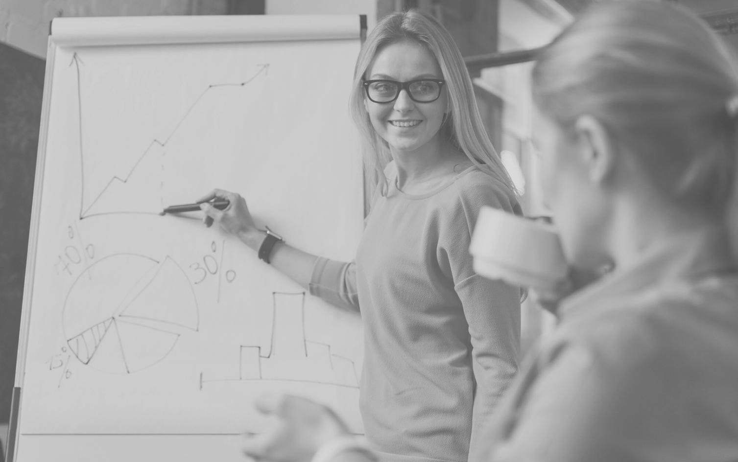 Profesionales trabajando con modelos financieros en computadoras